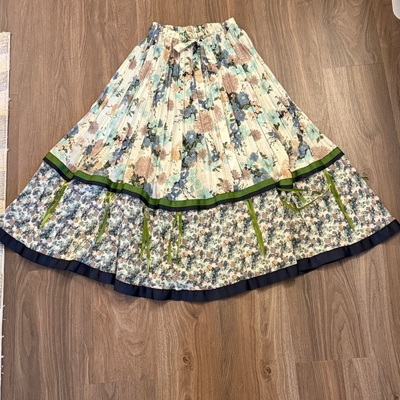 Lillie Rubin Dresses & Skirts - Lillie Rubin Floral Pleated Maxi Skirt in Cream, Blue, Green